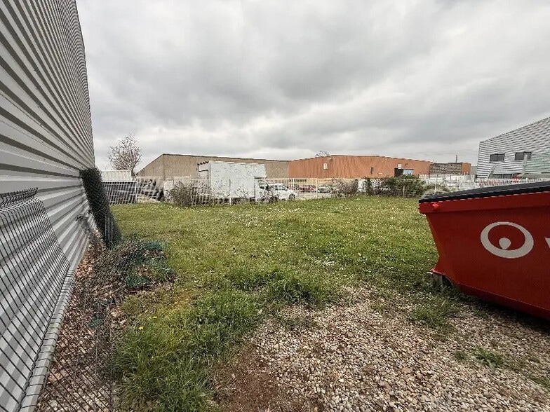 Office in Meyzieu for lease - Building Photo - Image 2 of 7