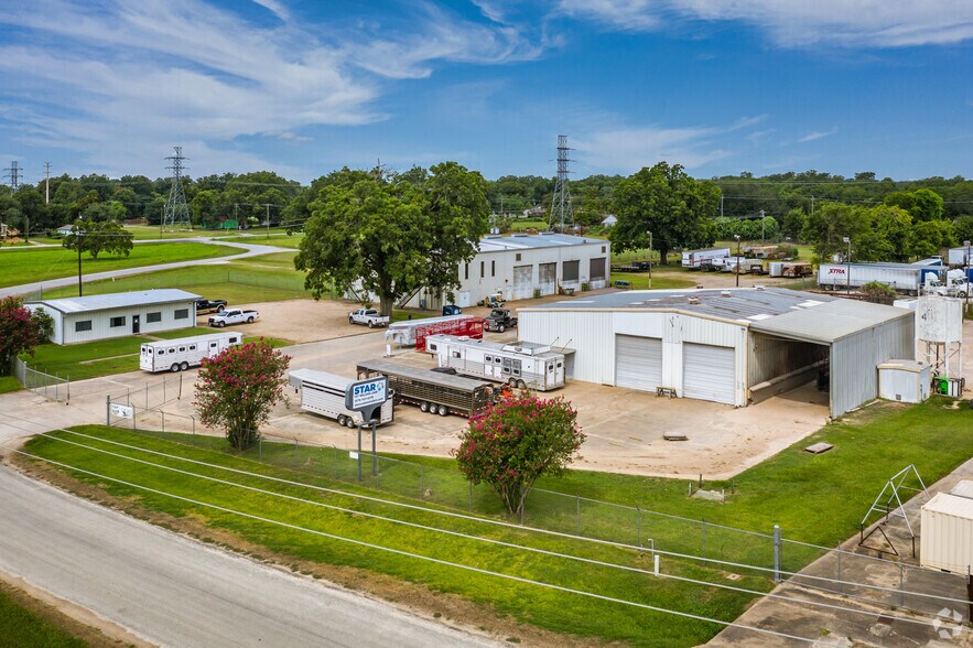 707 Nelson Ln, Wharton, TX 77488