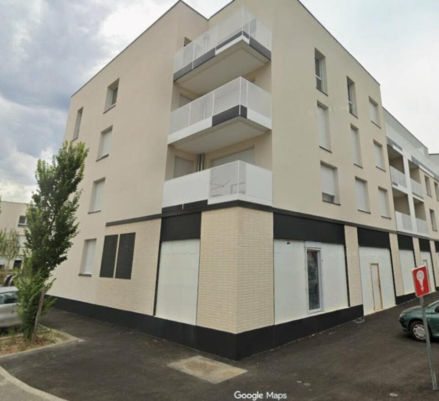 Retail in Melun for lease Building Photo- Image 1 of 9