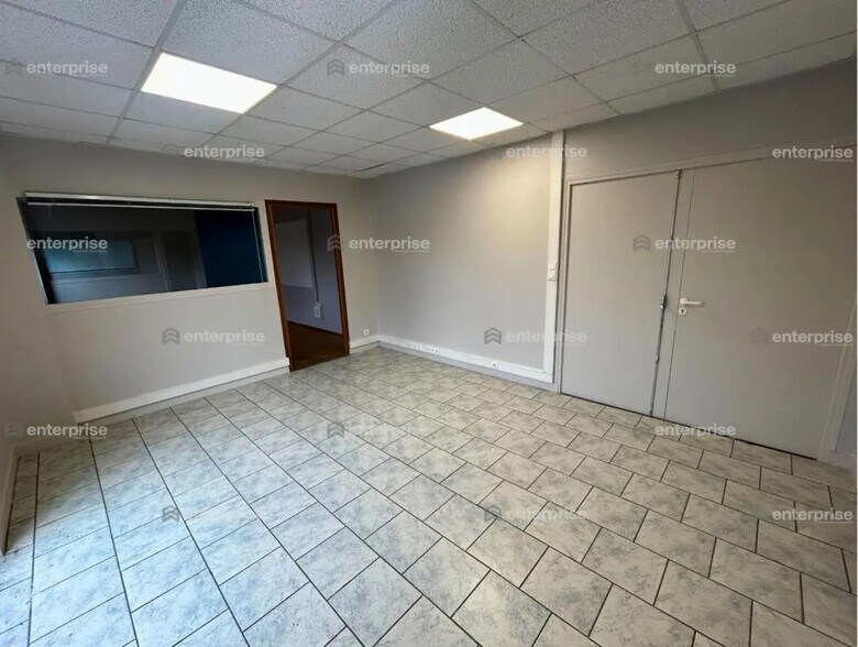 Office in Lacroix-Saint-Ouen for lease - Building Photo - Image 2 of 8