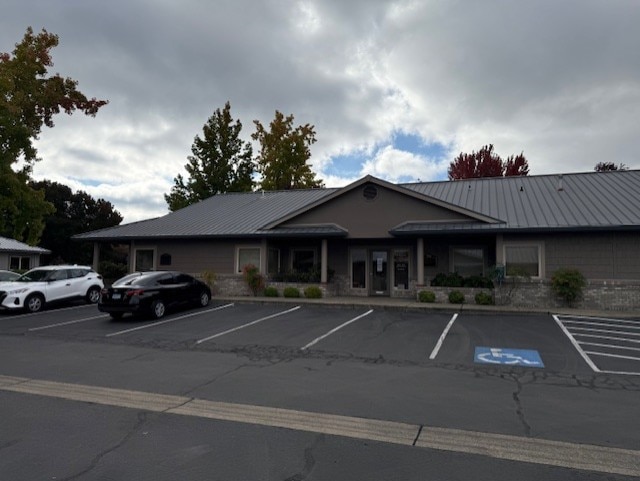 935 Town Centre Dr, Medford, OR for lease - Building Photo - Image 2 of 18