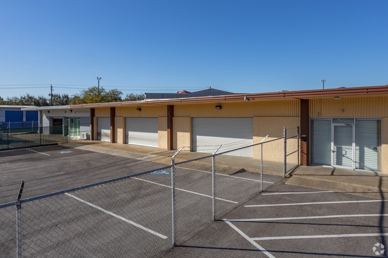 10510-10520 Mango St, Houston, TX for lease Building Photo- Image 1 of 9