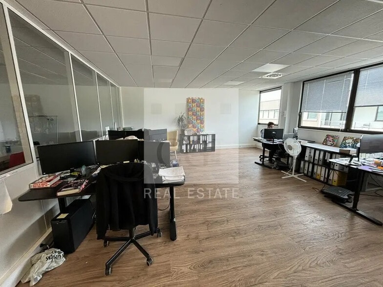 Office in Cailloux-sur-Fontaines for lease - Interior Photo - Image 2 of 10