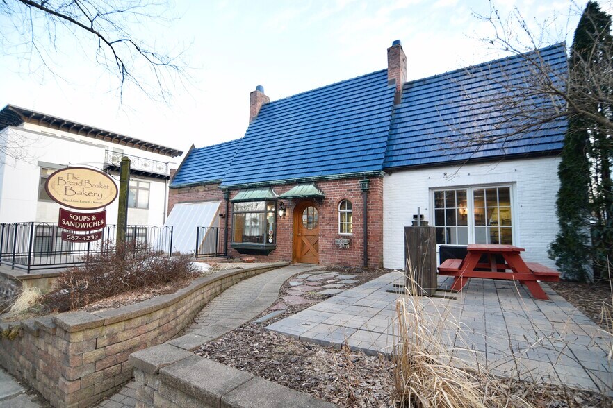 65 Spring St, Saratoga Springs, NY 12866