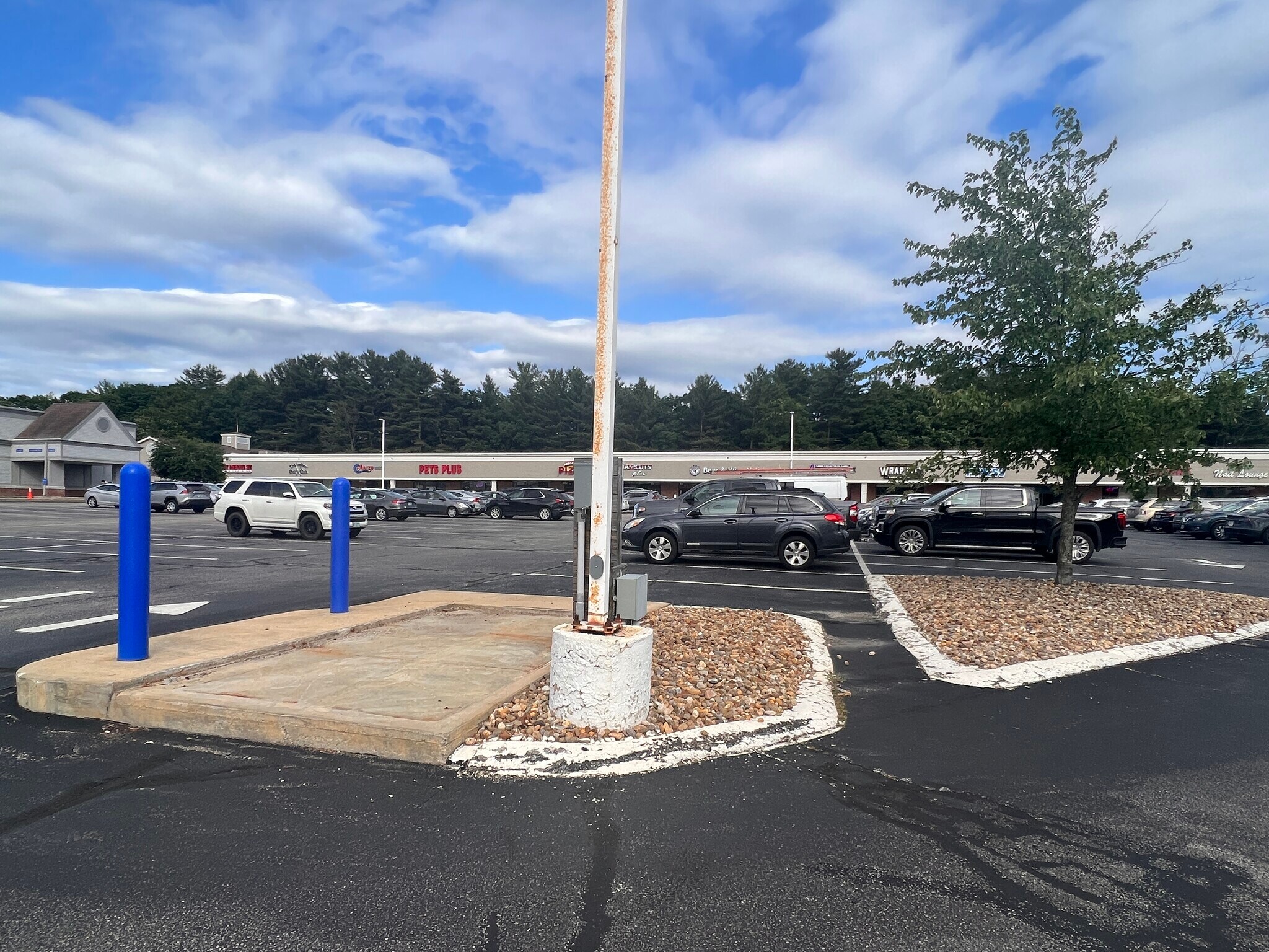 123 Nashua Rd, Londonderry, NH 03053 Crossroads Mall