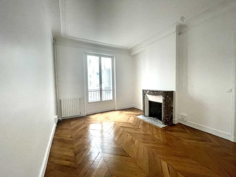 Office in Paris for lease - Interior Photo - Image 3 of 4