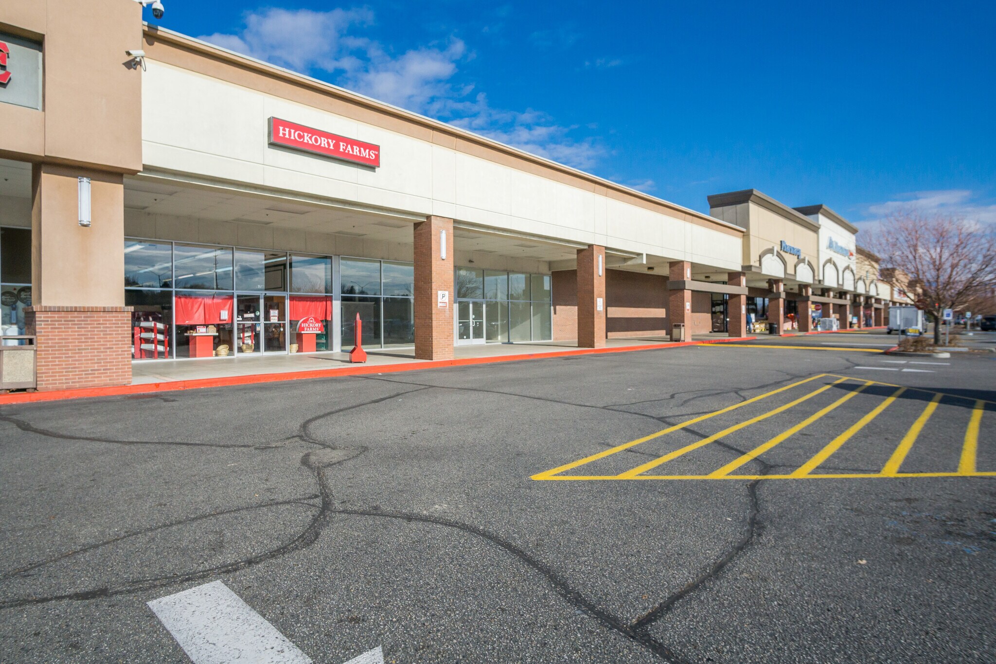 5010-5330-w-overland-rd-boise-id-83705-hillcrest-shopping-center