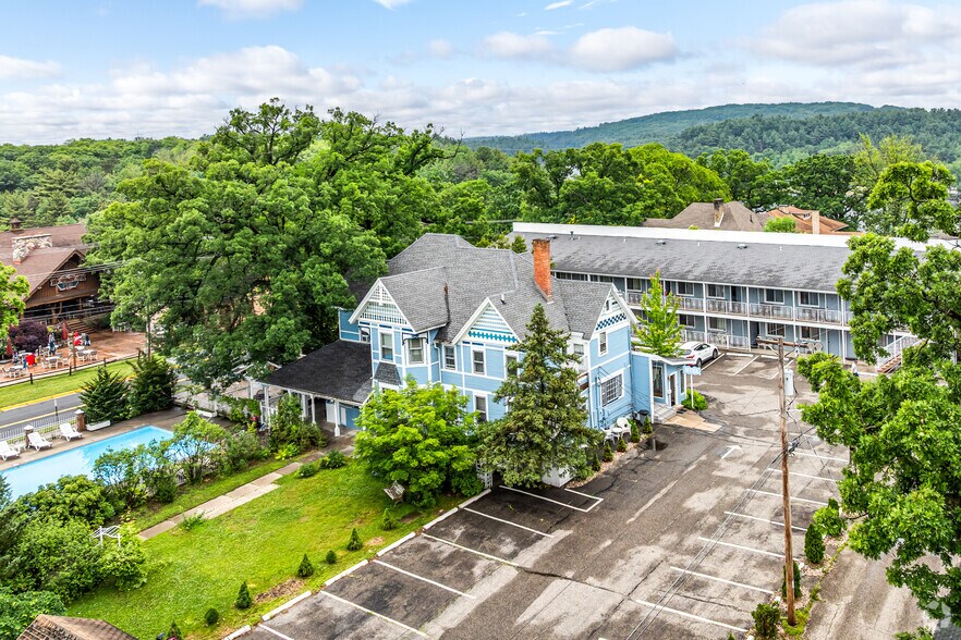 910 River Rd, Wisconsin Dells, WI for sale - Building Photo - Image 1 of 33