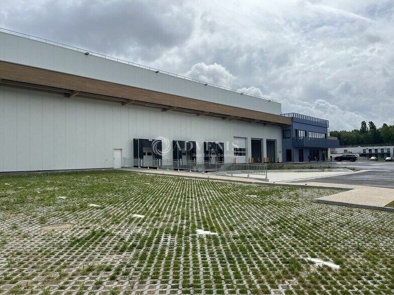 Industrial in Tremblay-en-France for lease - Building Photo - Image 2 of 11
