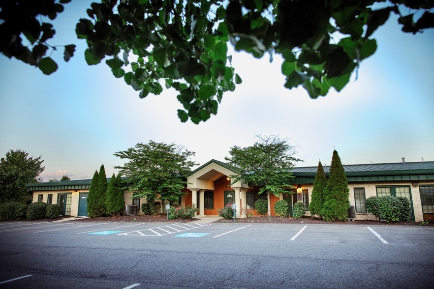 300 Cedar Ridge Dr, Pittsburgh, PA for lease - Image 1 of 14