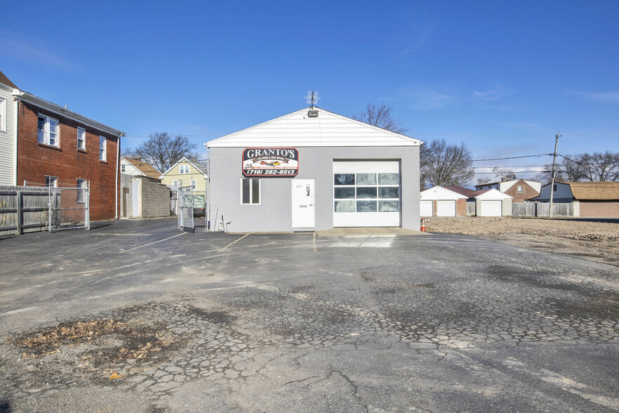 2514 Pine Ave, Niagara Falls, NY for sale - Primary Photo - Image 1 of 17