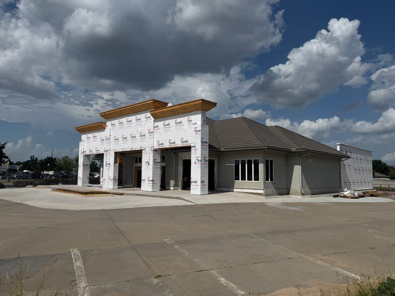 2110 N Webb Rd, Wichita, KS for lease - Building Photo - Image 2 of 5