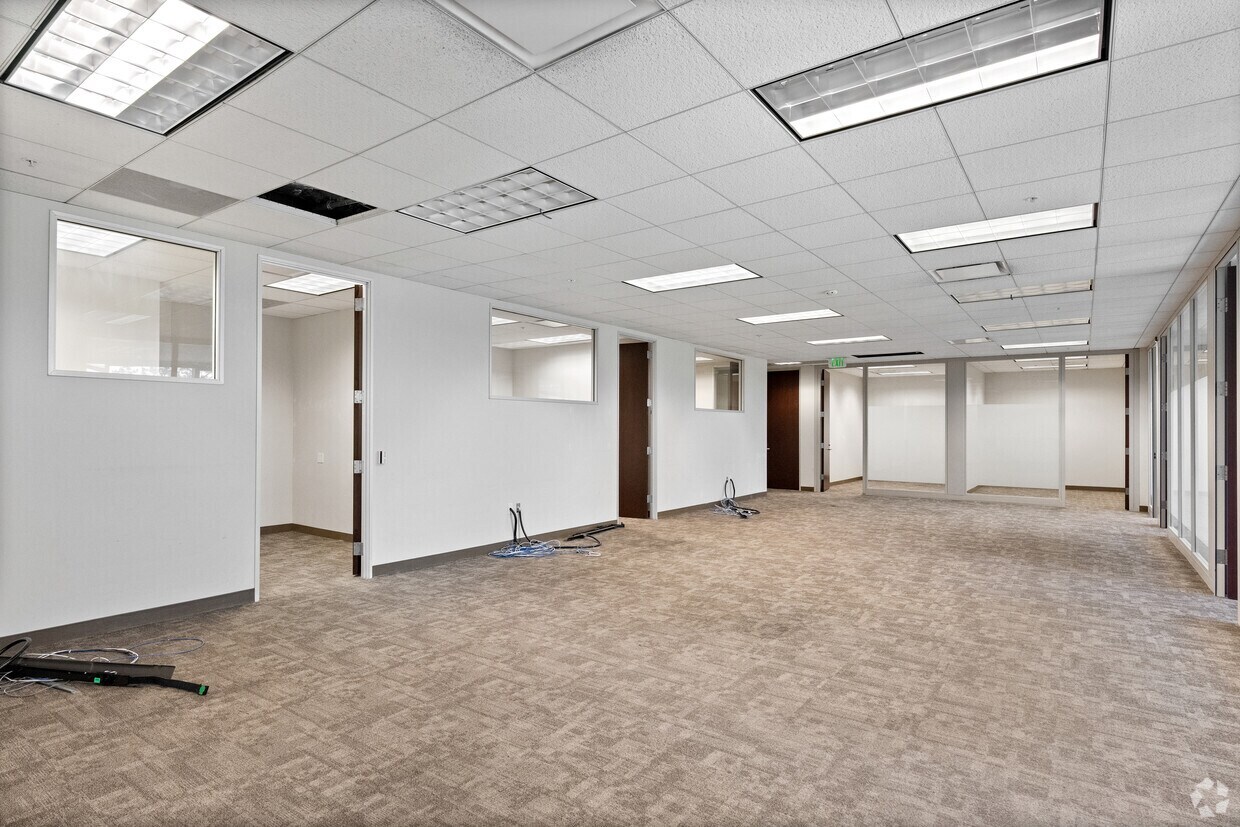 31111 Agoura Rd, Westlake Village, CA for lease Interior Photo- Image 1 of 4