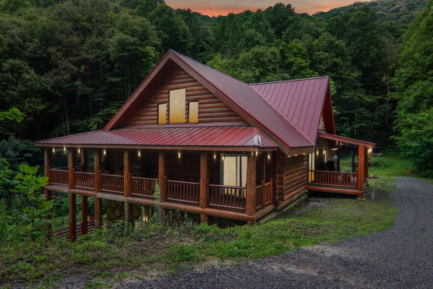 4501 Cove Creek Rd, Waynesville, NC for sale - Primary Photo - Image 1 of 1