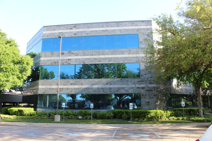 4949 Keller Springs Rd, Addison, TX for lease - Building Photo - Image 3 of 8