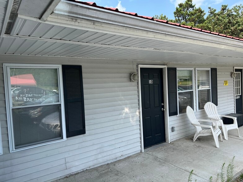 5-prop (48 apts, 1 com unit, 85 storage) portfolio of 5 properties for sale on LoopNet.com - Building Photo - Image 3 of 33