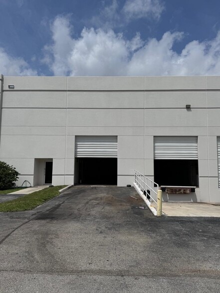 2901 SW 3rd Ave, Fort Lauderdale, FL for lease - Building Photo - Image 3 of 8