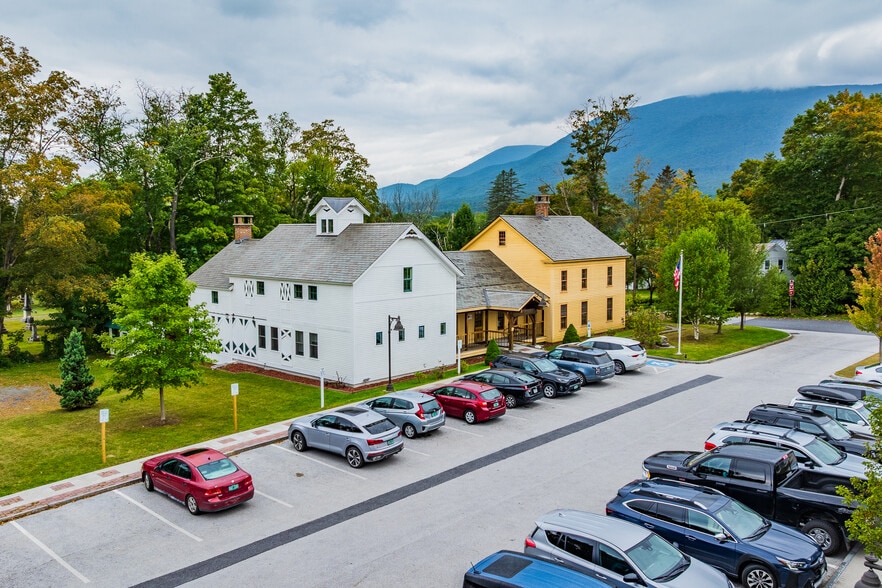 114 Cemetery Ave, Manchester Center, VT for sale - Primary Photo - Image 1 of 50