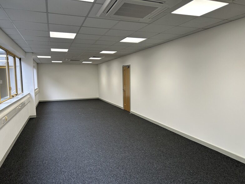 105 Frank Lester Way way, Luton for lease - Interior Photo - Image 3 of 6