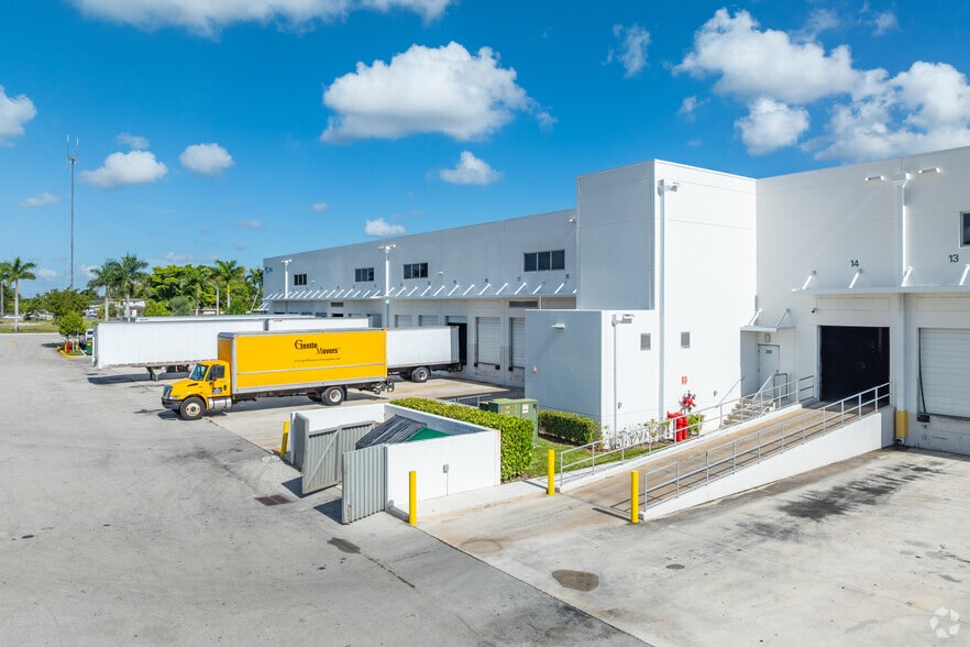 2751 Commerce Center Way, Pembroke Park, FL for lease - Building Photo - Image 2 of 5