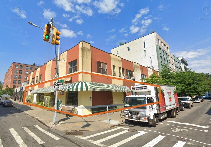 460 Driggs Ave, Brooklyn, NY for lease - Building Photo - Image 1 of 1