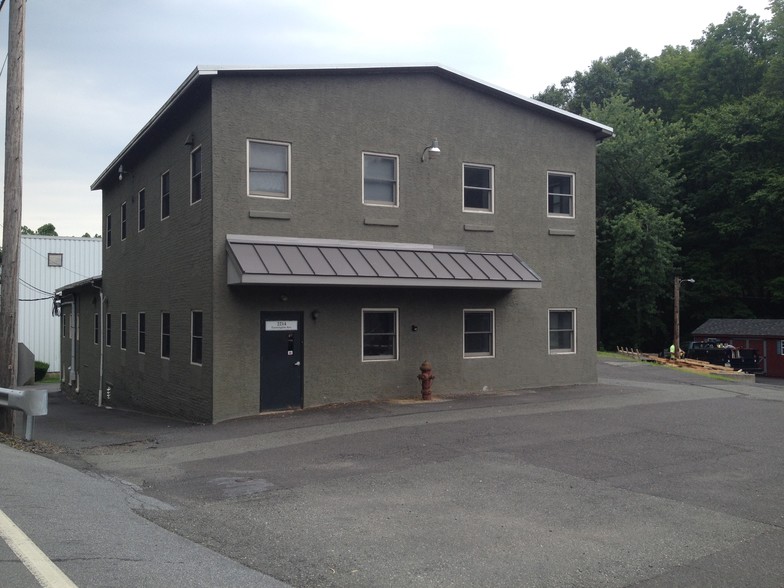 2214 Farmington Ave, Boyertown, PA for lease - Primary Photo - Image 1 of 19