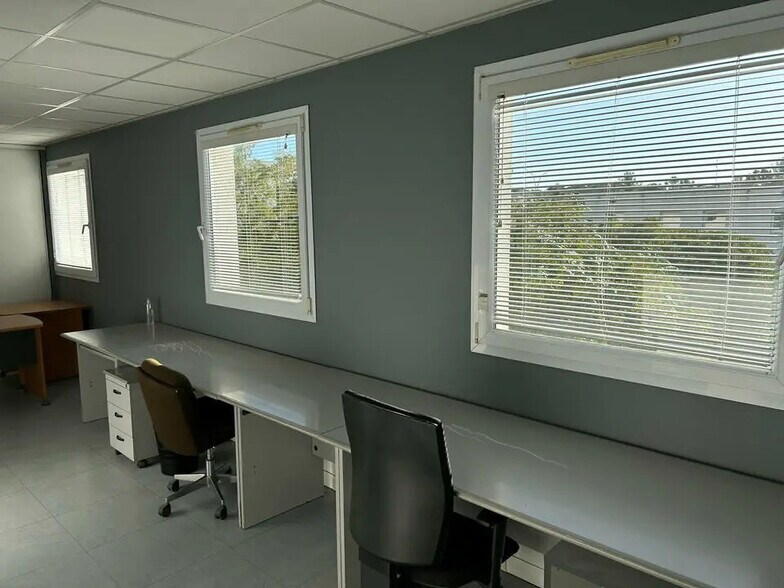 Office in Nîmes for lease - Building Photo - Image 3 of 8