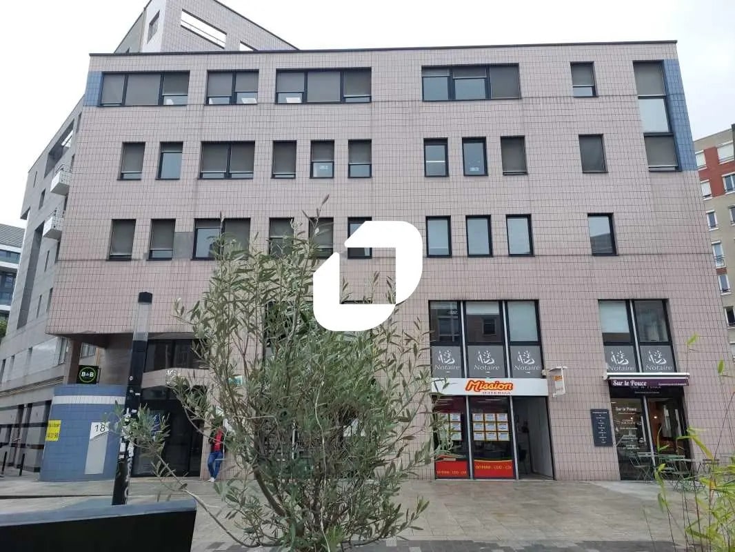 Office in Montigny-le-Bretonneux for lease Building Photo- Image 1 of 5