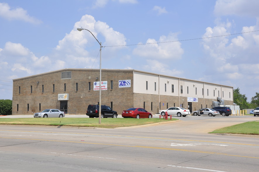 2 SE Lee Blvd, Lawton, OK for sale - Building Photo - Image 1 of 1