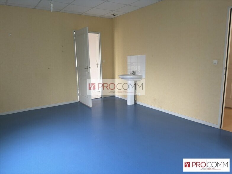 Flex in Chartres for sale - Building Photo - Image 2 of 4