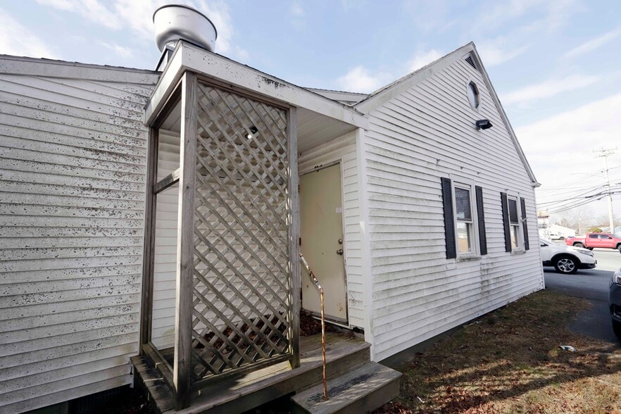 116 Sconticut Neck Rd, Fairhaven, MA for sale - Building Photo - Image 3 of 20