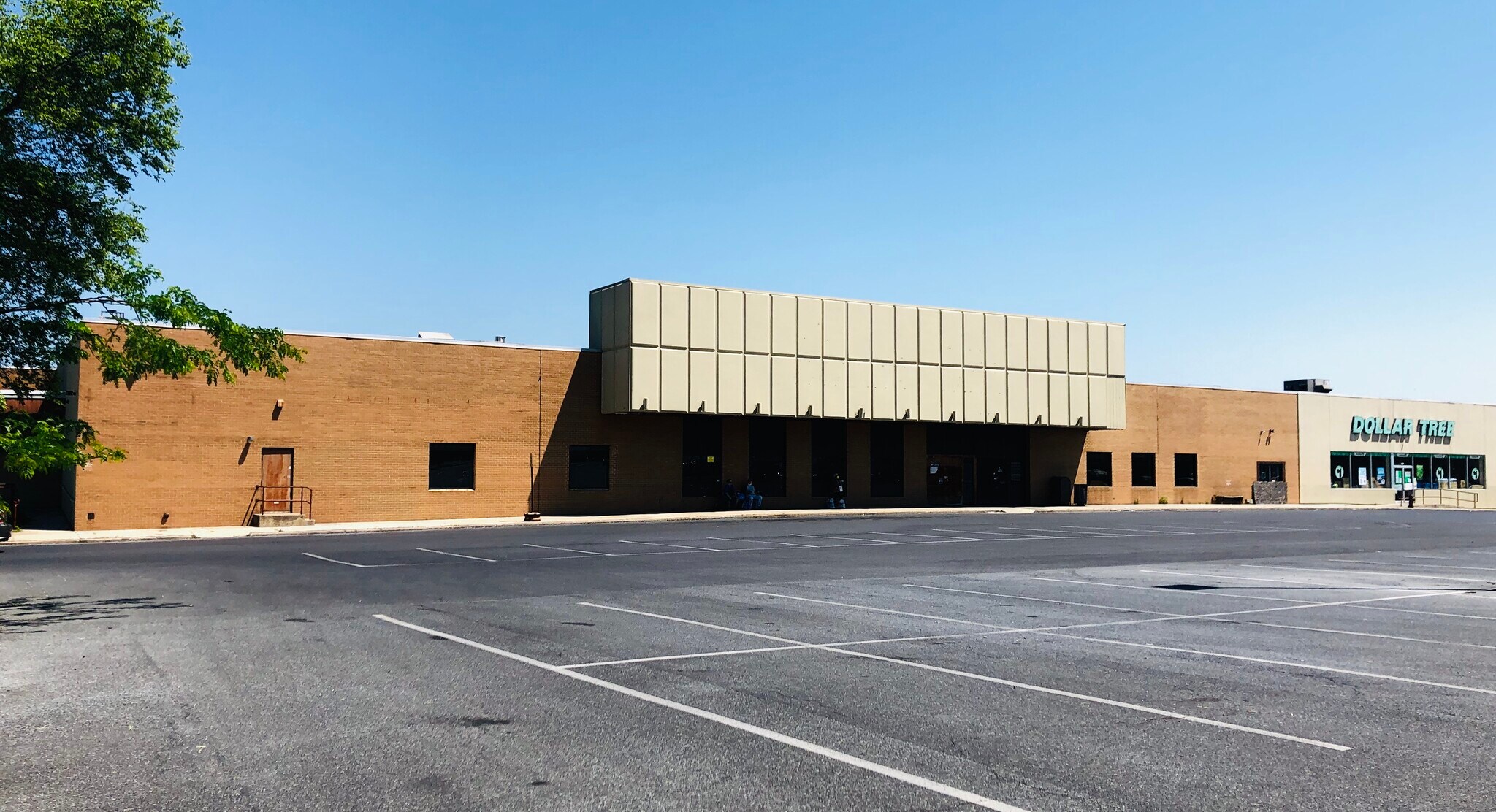 29012971 N 7th St, Harrisburg, PA 17110 Uptown Plaza Shopping Center