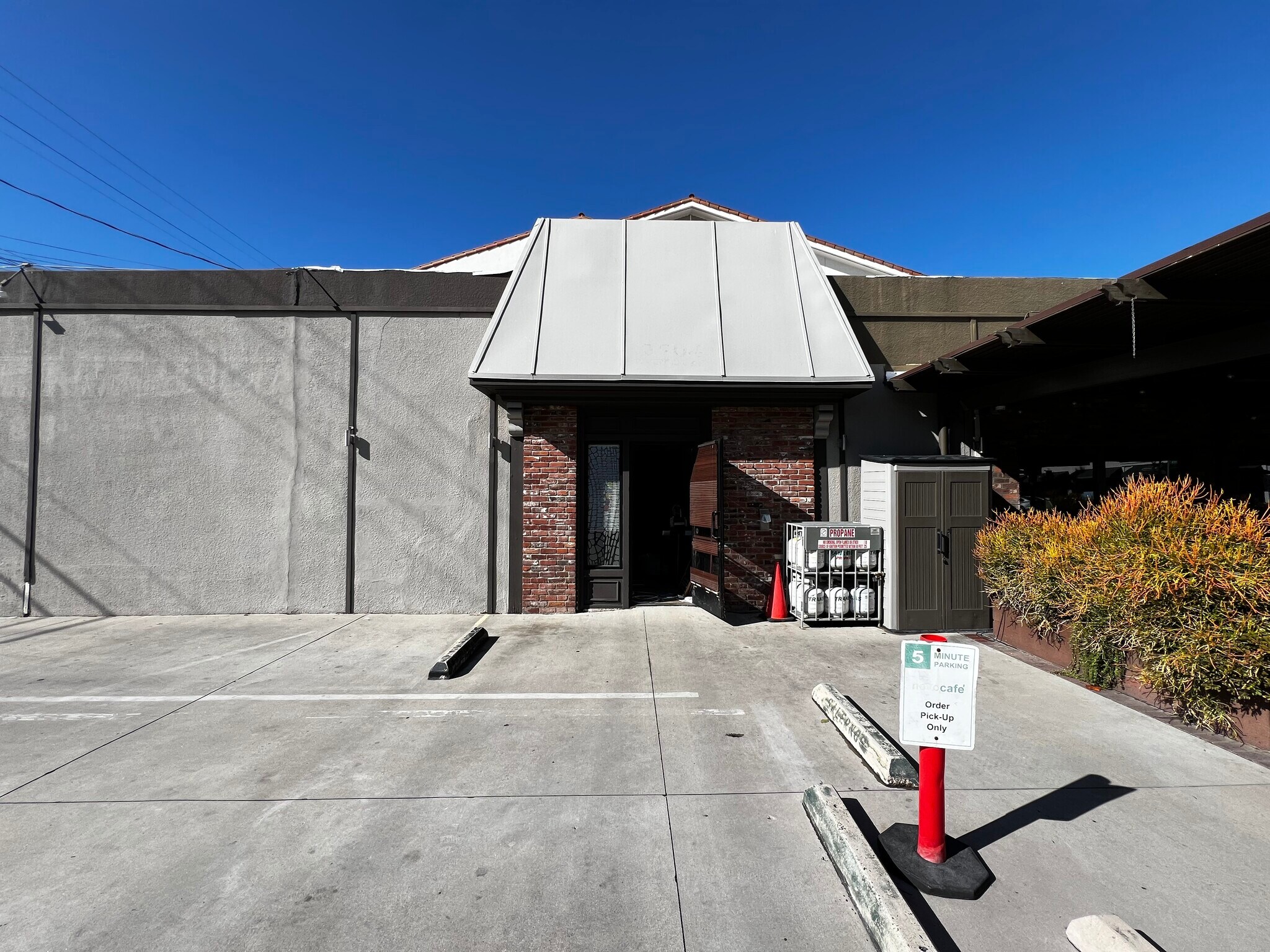 3900 W Riverside Dr, Burbank, CA for lease Primary Photo- Image 1 of 5