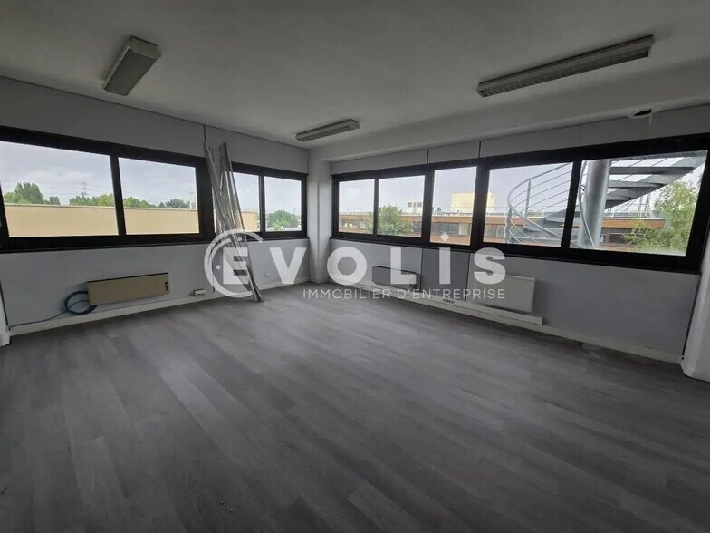 Office in Palaiseau for lease - Building Photo - Image 3 of 6