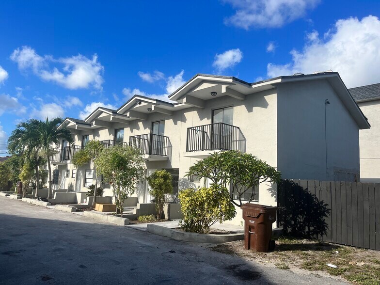 324 W 74th Pl, Hialeah, FL for sale - Building Photo - Image 1 of 1
