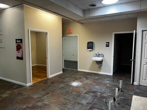 524 Hendersonville Rd, Asheville, NC for lease Building Photo- Image 2 of 4