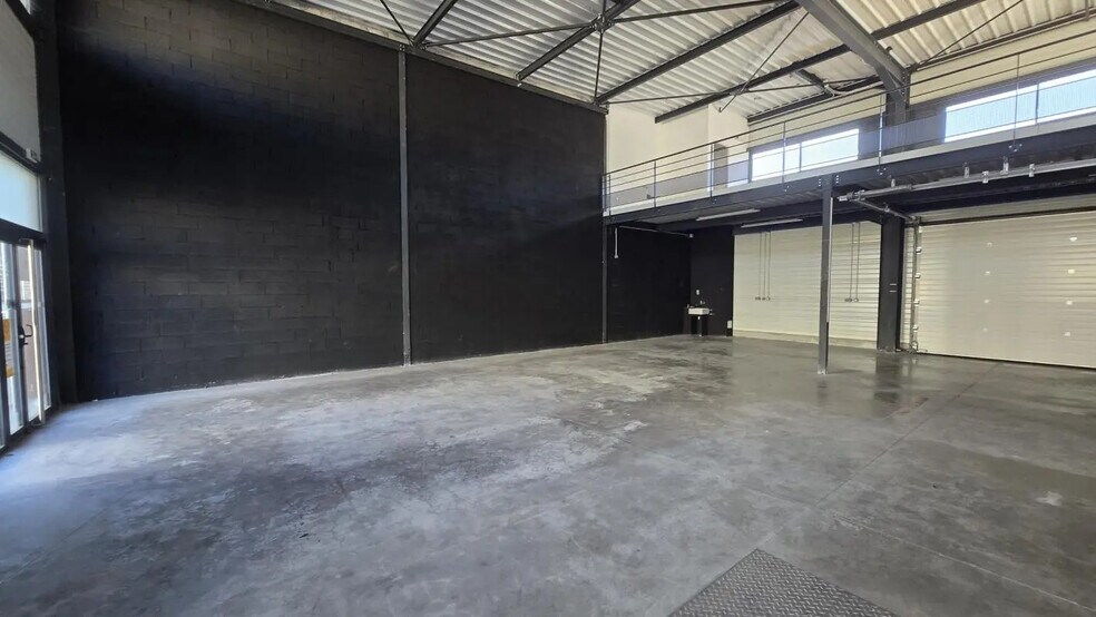 Retail in Brignoles for lease - Interior Photo - Image 3 of 6