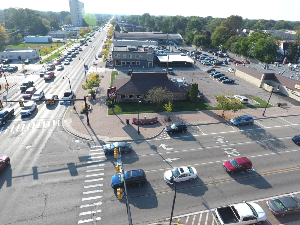 20 W 14 Mile Rd, Clawson, MI 48017