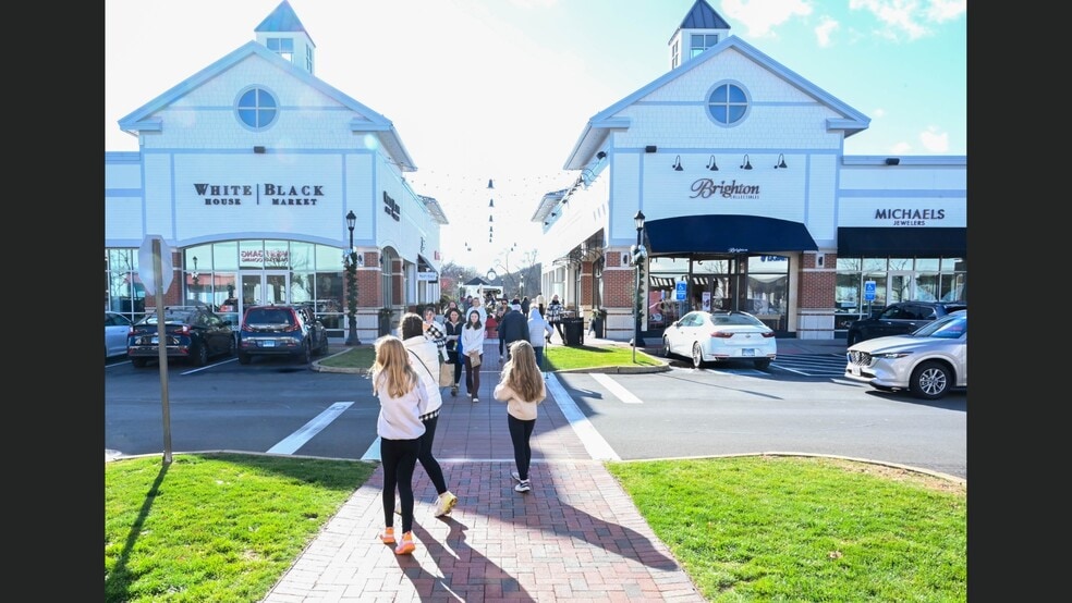 110 Albany Tpke, Canton, CT for lease - Building Photo - Image 3 of 8