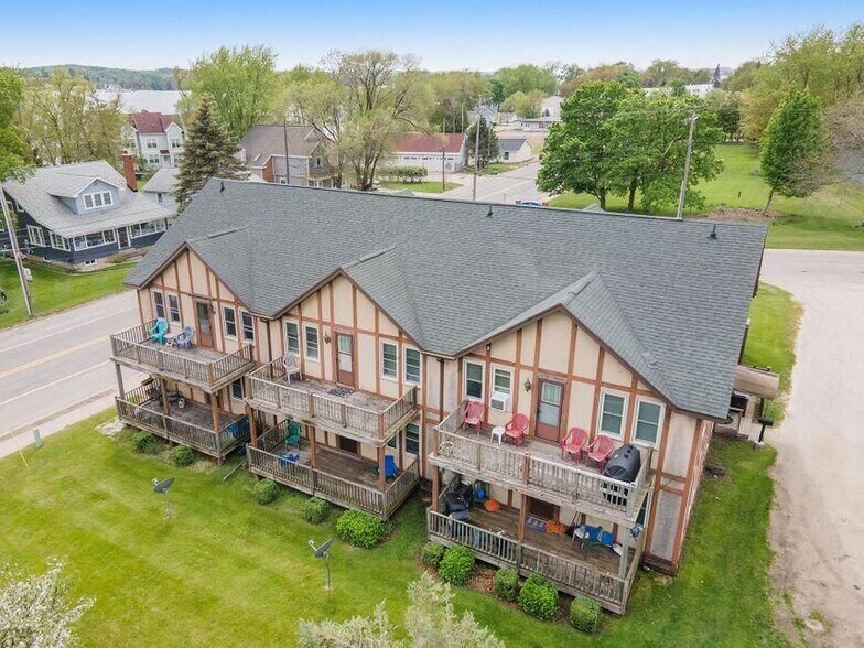 5098 Main St, Onekama, MI 49675