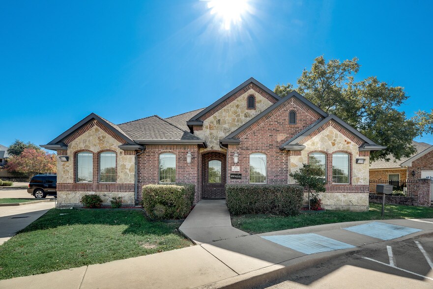 971 W Glade Rd, Hurst, TX for sale - Building Photo - Image 1 of 1