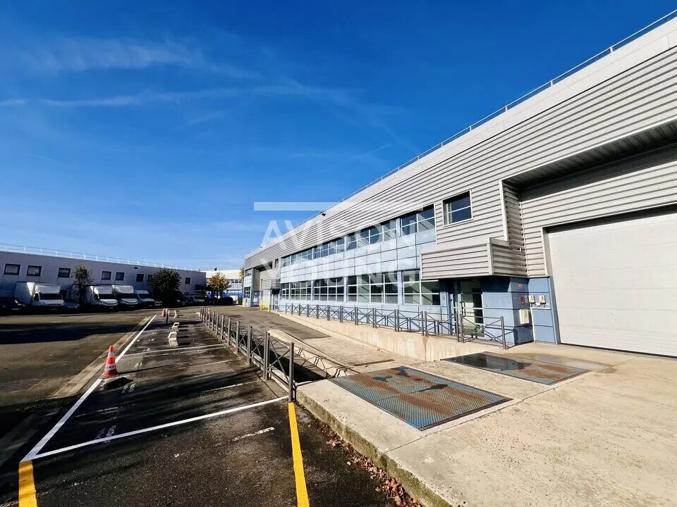 Flex in La Courneuve for lease Building Photo- Image 1 of 9