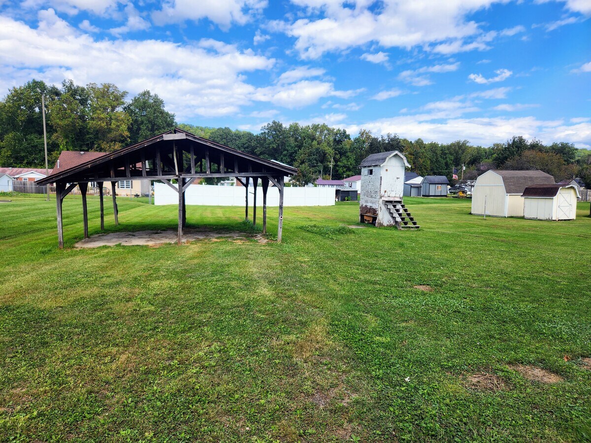 942 Roosevelt Blvd, Eleanor, WV 25070