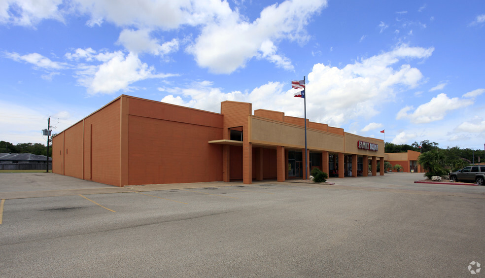 410-480 Plantation Dr, Lake Jackson, TX for lease - Building Photo - Image 1 of 18