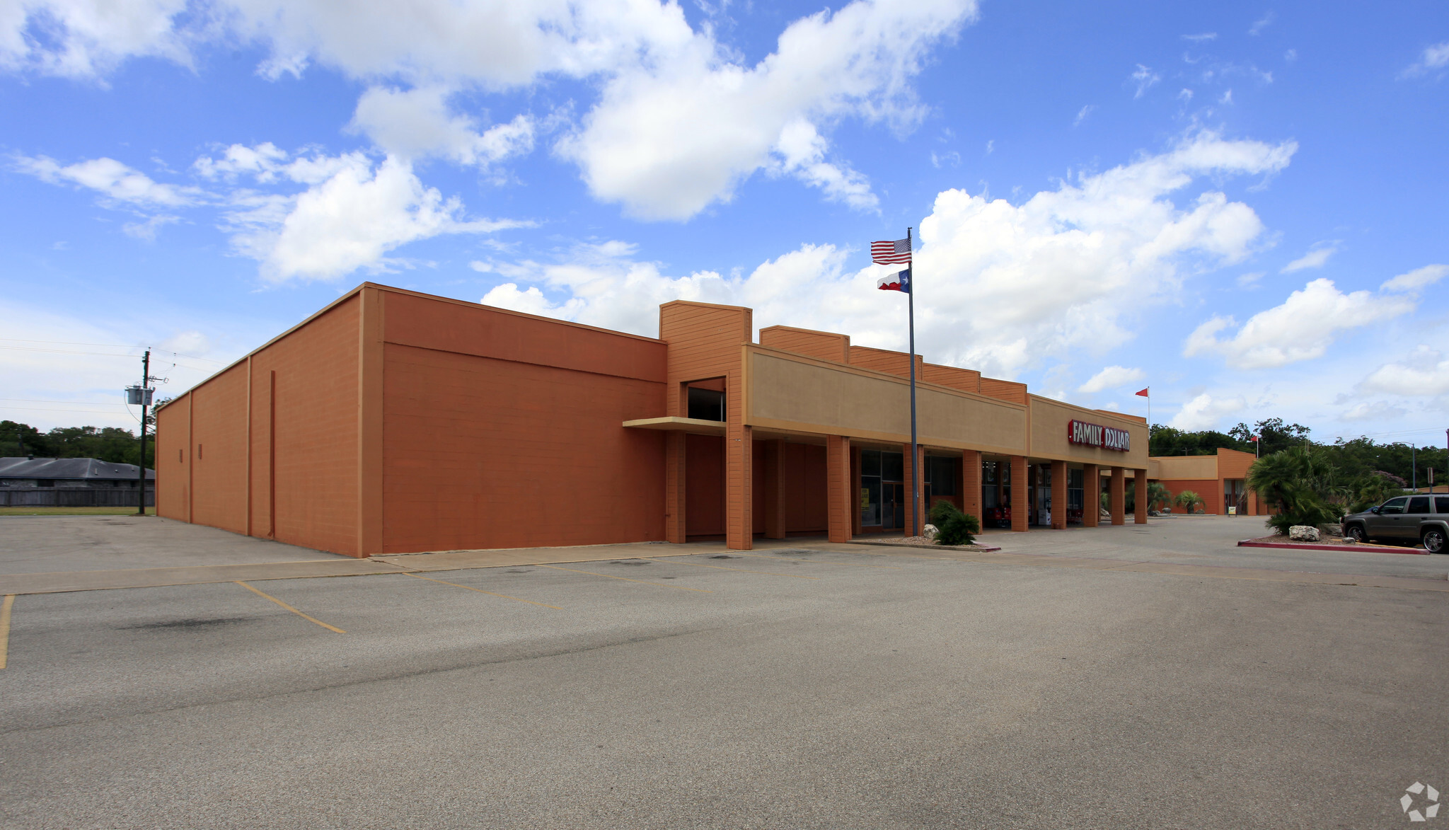 410-480 Plantation Dr, Lake Jackson, TX for lease Building Photo- Image 1 of 19