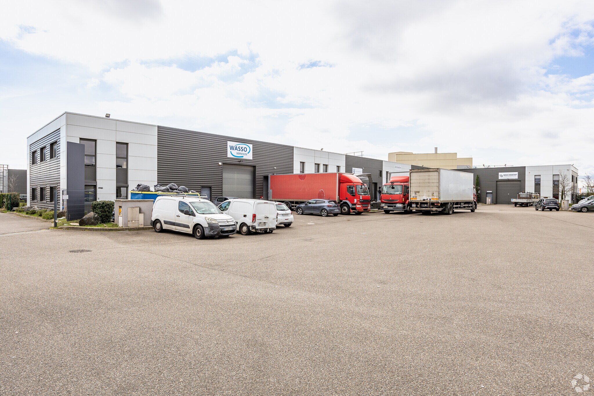 Flex in Chassieu for sale Primary Photo- Image 1 of 3
