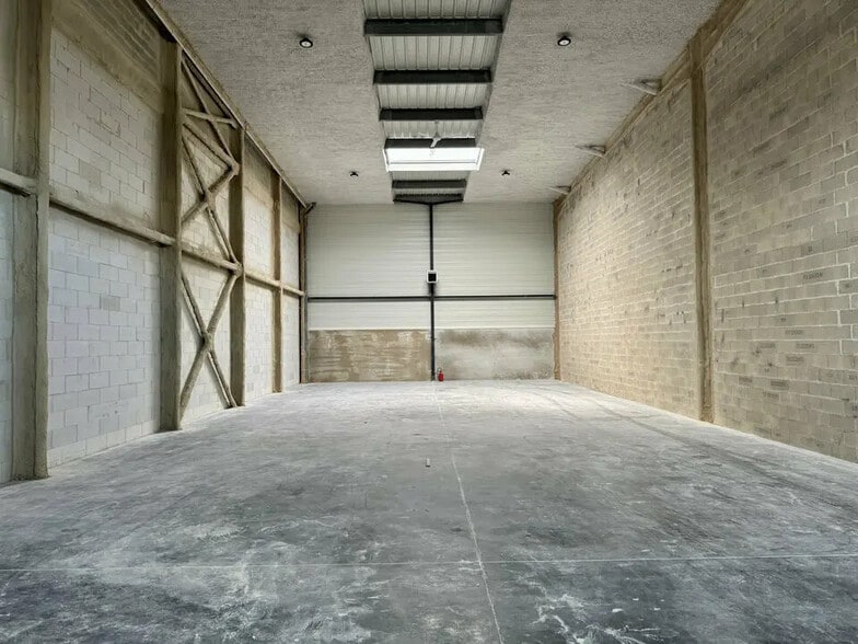 Rue De Paris, Le Mesnil-Amelot for lease - Interior Photo - Image 1 of 1