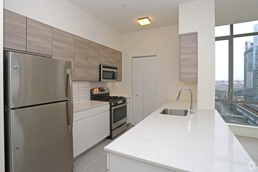 23-01 Queens Plz N, Long Island City, NY for lease - Interior Photo - Image 2 of 42