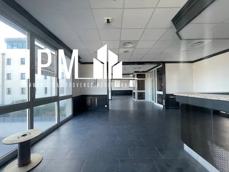 Retail in Aix-en-Provence for lease - Interior Photo - Image 1 of 6