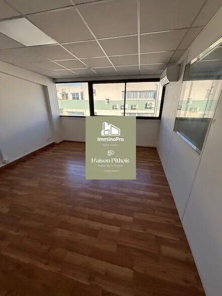Office in Six-Fours-les-Plages for lease - Interior Photo - Image 3 of 3